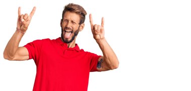 Sarışın, sakallı, sıradan kıyafetler giyen, çılgın bir ifadeyle bağıran, elleri havada rock sembolü yapan yakışıklı bir adam. Müzik yıldızı. ağır kavram. 