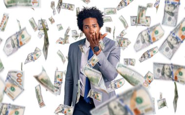 Afro saçlı, iş ceketi giyen yakışıklı Afro-Amerikan bir adam kameraya bakıp havada el ele öpüşerek sevimli ve seksi oluyor. aşk ifadesi.