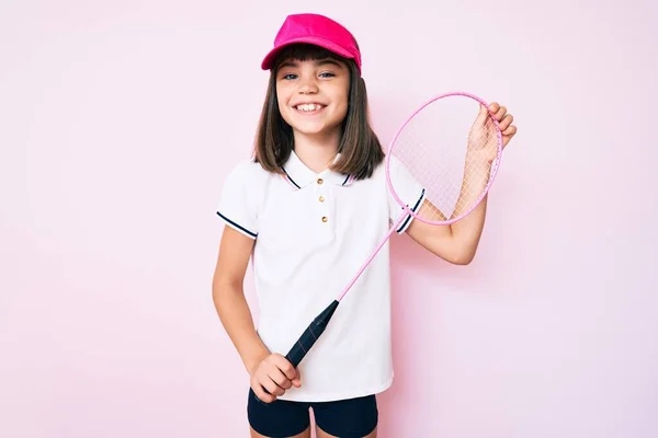 Ragazzina Con Bang Tenendo Racchetta Badminton Sorridente Con Sorriso Felice — Foto Stock