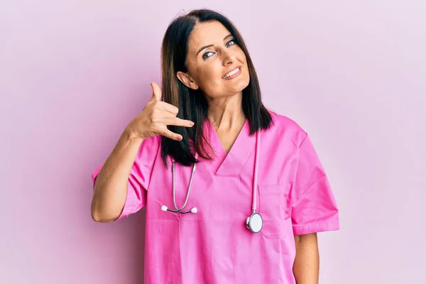 Mulher Morena Meia Idade Vestindo Uniforme Médico Estetoscópio Sorrindo Fazendo — Fotografia de Stock