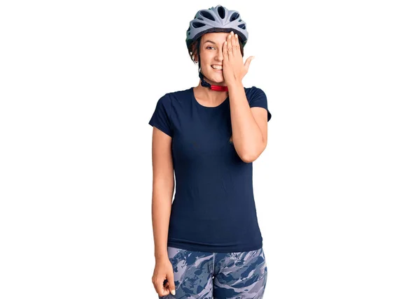 Hermosa Mujer Caucásica Con Casco Bicicleta Que Cubre Ojo Con — Foto de Stock