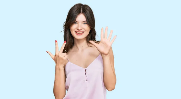 Młoda Piękna Dziewczyna Kaukaska Noszenie Casual Ubrania Pokazując Wskazując Palcem — Zdjęcie stockowe