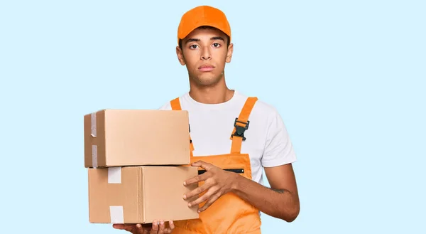 Jovem Homem Afro Americano Bonito Segurando Pacote Entrega Pensando Atitude — Fotografia de Stock