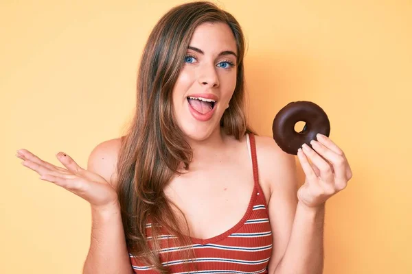 Schöne Junge Kaukasische Frau Mit Donut Feiert Leistung Mit Glücklichem — Stockfoto