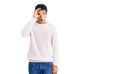 Genç Afro-Amerikalı sıradan kıyafetler giyen, şaşırmış yüzüyle şaşırmış, parmaklarından bakan bir jest yapan adam. İnançsız ifade. 