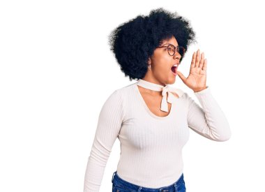 Sıradan kıyafetler ve gözlük takmış genç Afro-Amerikalı kız el ve ağızla bağırarak ve yüksek sesle bağırıyor. iletişim konsepti. 