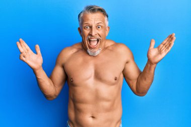 Orta yaşlı, gri saçlı, çılgın kutlamalar yapan, kolları açık, gözleri açık, çılgın ve başarıya hayret eden bir adam. Kazanan konsept 