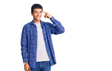 Genç Afrikalı Amerikalı günlük kıyafetler giymiş, tek parmağıyla başını gösteren, harika bir fikir ya da düşünce, iyi bir hafıza. 