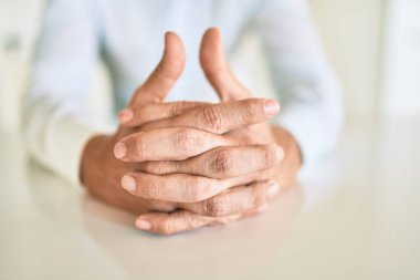 Genç İrlandalı mutlu gülümseyen adam evdeki masada oturuyor..