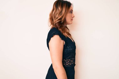 Zarif elbiseler giyen, kendine güvenen, doğal yüzüyle poz veren güzel beyaz bir kadın.. 