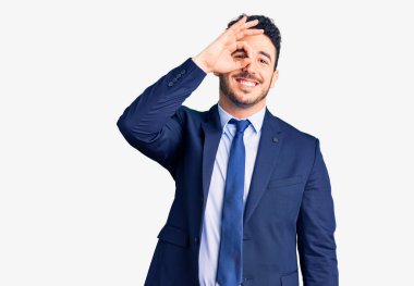 İş kıyafetleri giymiş genç İspanyol adam gülümsüyor. Mutluluktan gülümsüyor. 