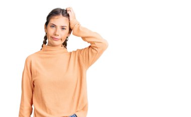 Sarışın, günlük kışlık süveter giyen beyaz güzel bir kadın soru sormayı merak ediyor. Şüpheyle kararsız, kafa kafaya düşünerek. Düşünceli kavram. 