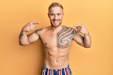 Yüzünde mayo olmayan, gülümseyen, parmakları, dişleri ve ağzı olan beyaz bir adam. diş sağlığı kavramı. 