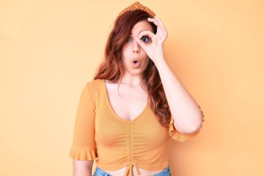 Genç ve güzel bir kadın günlük giysiler giyiyor. Şaşırmış yüz ifadesiyle şok olmuş, parmaklarından bakan gözler. İnançsız ifade. 