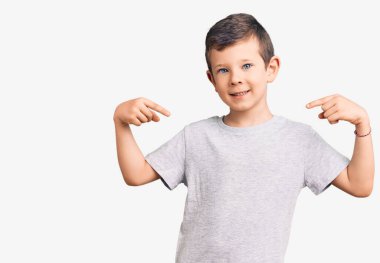 Hoş sarışın, günlük kıyafetler giyen, kendine güvenen, gülümseyen, kendini gururlu ve mutlu gösteren bir çocuk.. 