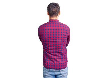 Ayılı yakışıklı genç adam sıradan bir tişört giyiyor. Arkaya bakıyor ve kollarını kavuşturuyor. 