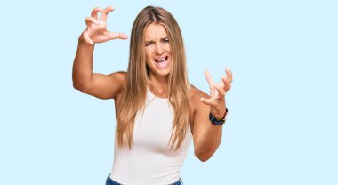 Kolsuz gömlekli genç sarışın kadın öfkeyle bağırıyor, elleri boğmaya çalışıyor, deli gibi bağırıyor. 