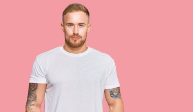 Genç İrlandalı bir adam, günlük kıyafetlerini giyiyor ve sıkıntıdan endişeleniyor. Kızgın ve korkmuş bir şekilde ağlıyor. hüzünlü ifade. 