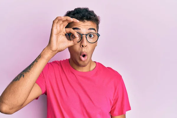 Junger Gutaussehender Afrikanisch Amerikanischer Mann Der Eine Brille Über Rosa — Stockfoto