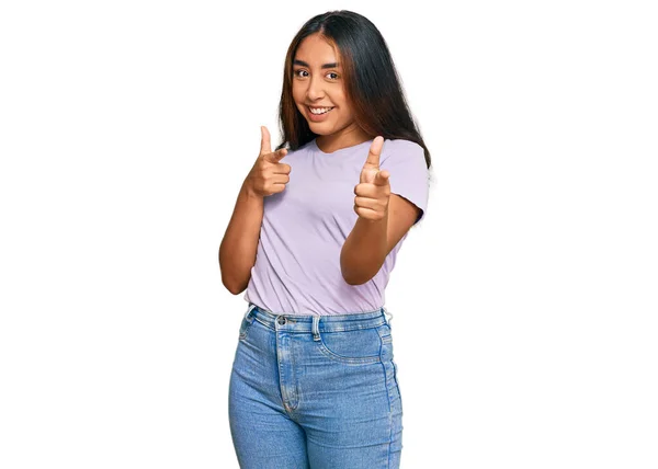 Молодая Латинская Женщина Повседневной Одежде Указывает Пальцем Камеру Счастливым Смешным — стоковое фото