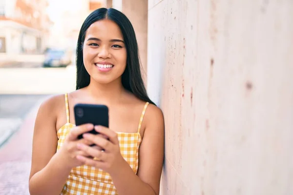 Joven Chica Asiática Sonriendo Feliz Ciudad Usando Smartphone — Foto de Stock
