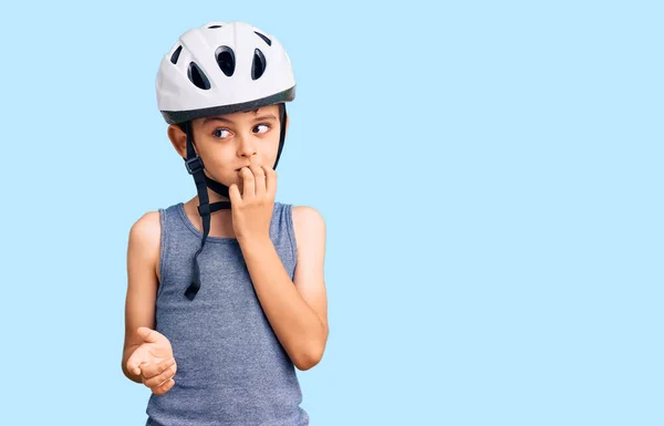 Bisiklet Kaskı Takan Küçük Şirin Çocuk Gergin Elleri Ağızda Tırnak — Stok fotoğraf