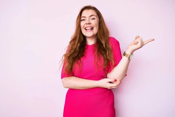 Genç Kızıl Saçlı Günlük Kıyafetler Giyen Gülümseyen Mutlu Eli Parmağı — Stok fotoğraf