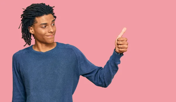 Young African American Man Wearing Casual Winter Sweater Looking Proud — Stock Photo, Image