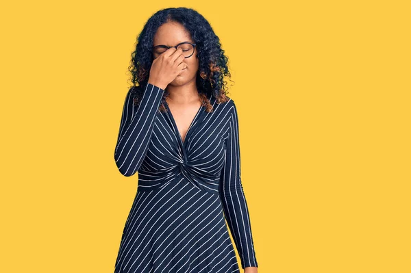 Ung Afrikansk Amerikansk Kvinna Casual Kläder Och Glasögon Trött Gnugga — Stockfoto
