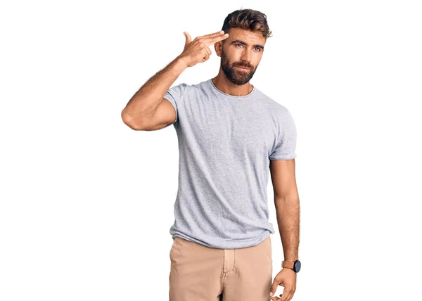 Jonge Latijns Amerikaanse Man Casual Kleding Schieten Zichzelf Doden Wijzend — Stockfoto