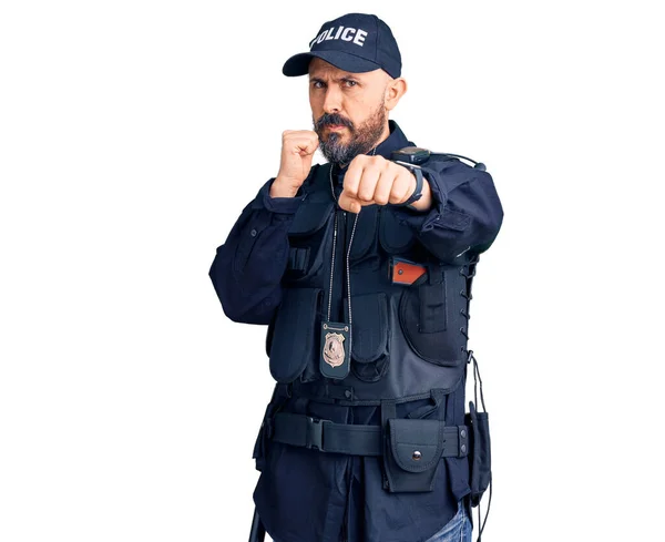 警察の制服を着た若いハンサムな男が戦うために拳をパンチ 積極的かつ怒りの攻撃 脅威と暴力 — ストック写真