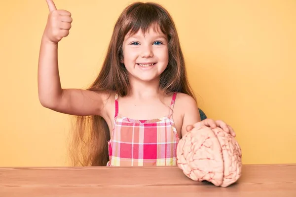 Klein Blank Kind Meisje Met Lang Haar Houden Hersenen Als — Stockfoto