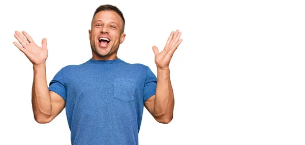 Handsome Muscle Man Wearing Casual Clothes Celebrating Crazy Amazed Success — Stock Photo, Image