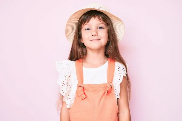 Kleines Kaukasisches Mädchen Mit Langen Haaren Mit Springmütze Und Einem — Stockfoto