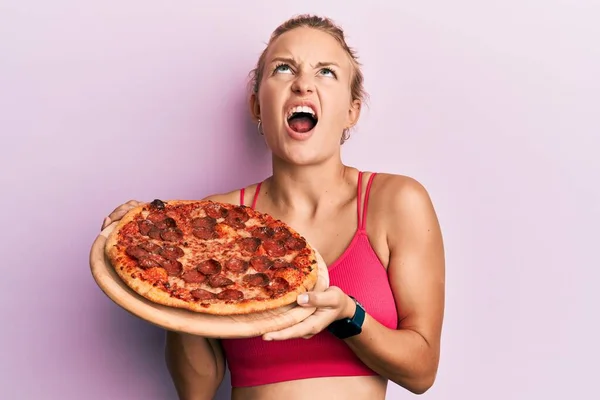 Krásná Běloška Drží Italskou Pizzu Naštvanou Šíleně Křičící Frustrovanou Zuřivou — Stock fotografie