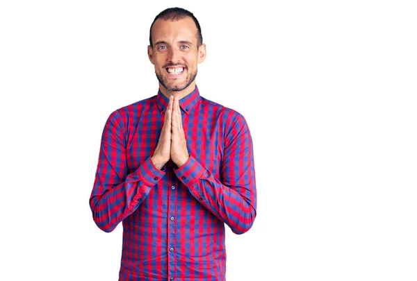 Joven Hombre Guapo Usando Ropa Casual Rezando Con Las Manos —  Fotos de Stock