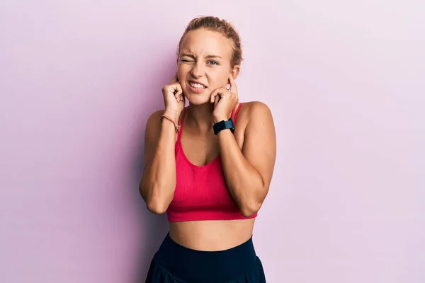 Mooie Blanke Vrouw Draagt Sportkleding Oren Met Vingers Met Geïrriteerde — Stockfoto