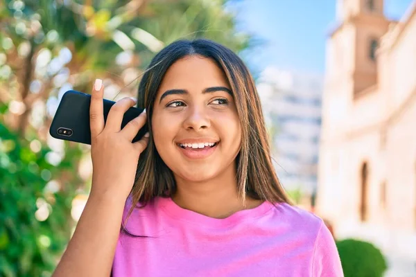 Νεαρή Λατίνα Γυναίκα Χαμογελά Ευτυχισμένη Ακούγοντας Ηχητικό Μήνυμα Χρησιμοποιώντας Smartphone — Φωτογραφία Αρχείου
