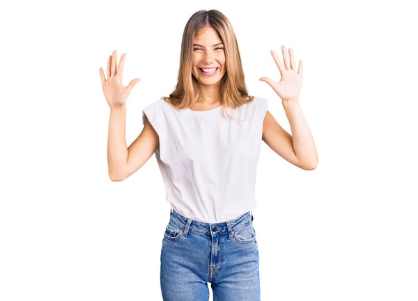 Schöne Kaukasische Frau Mit Blonden Haaren Trägt Legeres Weißes Shirt — Stockfoto