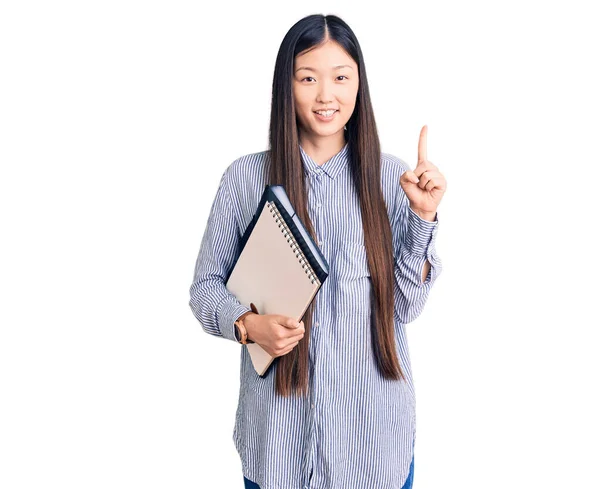 Jovem Mulher Chinesa Bonita Segurando Notebook Surpreso Com Uma Ideia — Fotografia de Stock