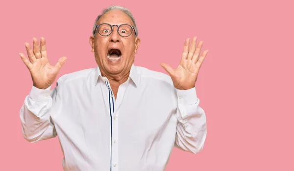 Ein Älterer Kaukasischer Mann Mit Businesshemd Und Brille Feiert Verrückt — Stockfoto