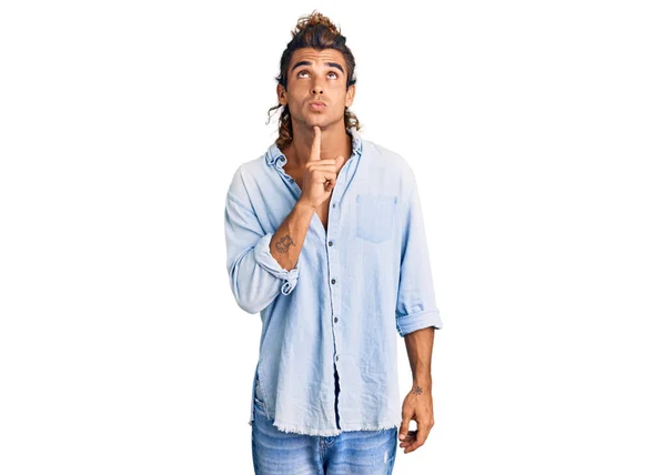Jeune Homme Hispanique Portant Pensée Style Été Concentré Sur Doute — Photo