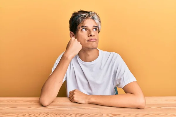 Joven Hispano Vestido Con Ropa Casual Sentado Mesa Pensando Concentrado — Foto de Stock