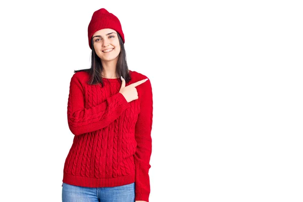 Junge Schöne Mädchen Tragen Pullover Und Wollmütze Fröhlich Mit Einem — Stockfoto