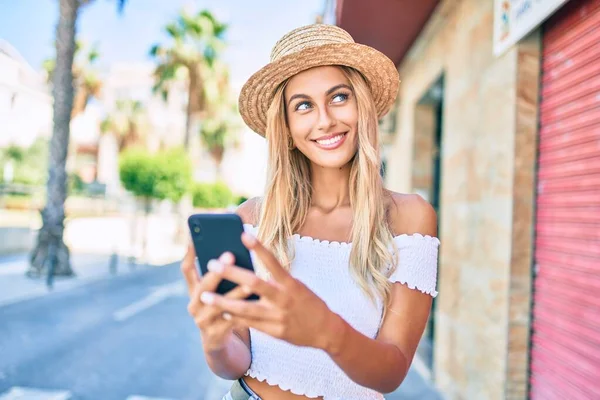 Jeune Fille Touristique Blonde Souriant Heureux Utilisant Smartphone Ville — Photo