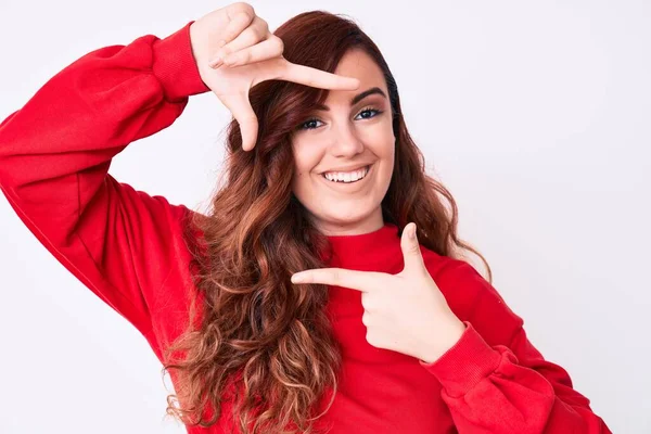 Jonge Mooie Vrouw Draagt Casual Kleding Glimlachende Maken Frame Met — Stockfoto