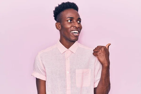 Νεαρός Αφροαμερικάνος Που Φοράει Καθημερινά Ρούχα Χαμογελώντας Χαρούμενο Πρόσωπο Και — Φωτογραφία Αρχείου