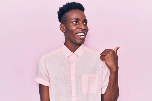 Jovem Afro Americano Vestindo Roupas Casuais Sorrindo Com Rosto Feliz — Fotografia de Stock