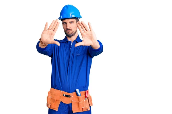 Jovem Bonito Homem Vestindo Trabalhador Uniforme Hardhat Pensamento Cansado Entediado — Fotografia de Stock