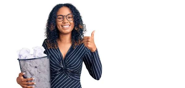 Jovem Afro Americana Segurando Caixa Papel Cheia Papéis Amassados Sorrindo — Fotografia de Stock